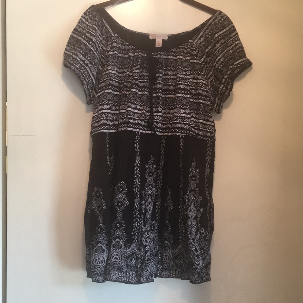 Black and white patterned top